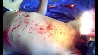 Il a le fétiche de la cire sur le corps