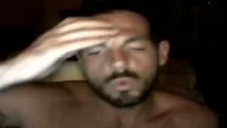 Un latino bien excité se branle et jouit