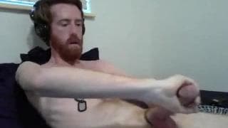 Il vous présente sont pénis avec une branlette