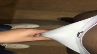 Le jeune blond fait une pipe à son copain