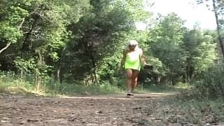 Travesti mature s'exhibe à la route de campagne Travesti mature s'exhibe à la route de campagne