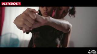 Sportives chaudes s'amusent après les exercices