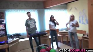 Baiser à quatre dans un bowling tchèque Baiser à quatre dans un bowling tchèque