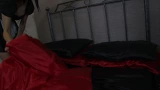 Deux serveuses hardcore soumettent leur maîtresse Deux serveuses hardcore soumettent leur maîtresse
