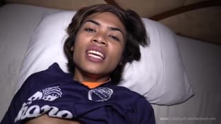 Petite salope trans donne son cul à un gars pour se le faire peter