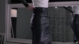 Maria Pie utilise un gode en latex Maria Pie utilise un gode en latex