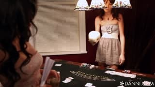 Asa Akira et Zoe Voss se gouinent dans un cercueil Asa Akira et Zoe Voss se gouinent dans un cercueil