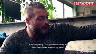 Angel Wicky obtient deux bites pour elle dans l'auberge de jeunesse Angel Wicky obtient deux bites pour elle dans l'auberge de jeunesse