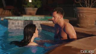 Sex Movie avec Evelyn Claire surprise nue dans la piscine Levrette Debout