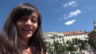 Une brune sale montre ses seins et joue avec sa chatte en public Une brune sale montre ses seins et joue avec sa chatte en public
