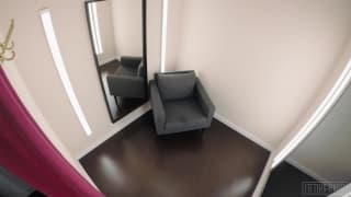 Elle se masturbe dans la cabine d'essayage Elle se masturbe dans la cabine d'essayage