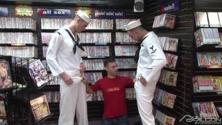 Deux marins baisent le vendeur du sex shop Deux marins baisent le vendeur du sex shop
