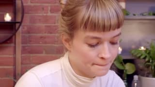 Deux coquines se font un massage très sensuel Deux coquines se font un massage très sensuel
