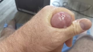 Gros mec poilu se branle et coule de la bite Gros mec poilu se branle et coule de la bite