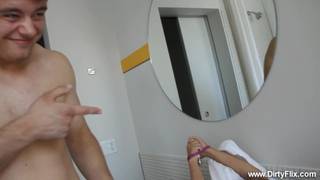 Il va partager sa copine avec un débutant Il va partager sa copine avec un débutant