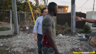 Gina Valentina en chaleur se fait sodomisee