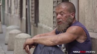 Deux brunes baisent avec un clochard Deux brunes baisent avec un clochard