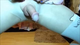 La trans rousse Kawaii se branle et éjacule