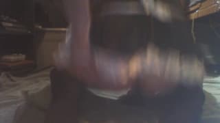 Travesti français se gode habillé en soubrette