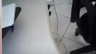 Latina pelote ses gros nichons au boulot