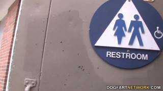 Amatrice du gloryhole qui fait le grand écart Amatrice du gloryhole qui fait le grand écart