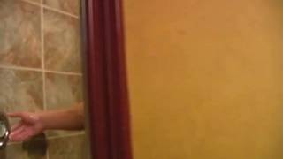 Branlette d'un homme masqué sous la douche