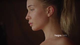 Deux jeunes femmes nues font du yoga à Bali Deux jeunes femmes nues font du yoga à Bali