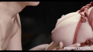 Shibari et petit gode entre 2 lesbiennes ! Shibari et petit gode entre 2 lesbiennes !