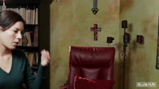 Deux copines s'embrassent avant la baise Deux copines s'embrassent avant la baise