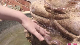 Deux gouines prenant soin de leur amie