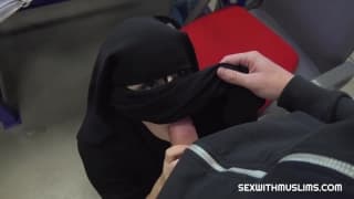 Femme arabe en burka suçant une bite et baisant en levrette Femme arabe en burka suçant une bite et baisant en levrette