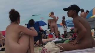Un homme sur une plage naturiste éjacule