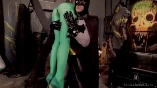 Kendra James se fait dominé par Batman Kendra James se fait dominé par Batman