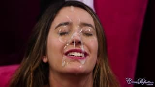 Susy Blue prend l'ejac faciale de sa vie Facial Cumshot