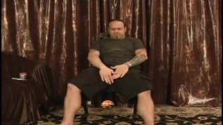 Gros rockeur fume pendant la branlette