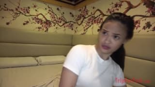 Jolie asiatique se dévergonde avec tendresse Jolie asiatique se dévergonde avec tendresse