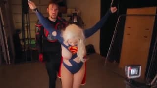 Super-girl adore sa nouvelle kryptonite  Super-girl adore sa nouvelle kryptonite