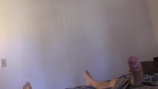 Deux gotiques réveillent le mec en lui suçant la bite Deux gotiques réveillent le mec en lui suçant la bite