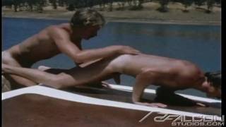 Porno gay vintage sur un bateau entre DILFs Porno gay vintage sur un bateau entre DILFs