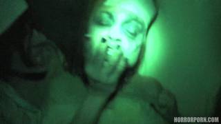 Il baise avec des zombies dans le noir en POV Il baise avec des zombies dans le noir en POV