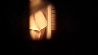 Il filme une femme nue par le trou de la serrure