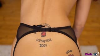 Jennifer s'amuse avec la barre de Pole Dance