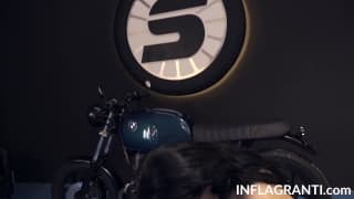 Une modèle photo se fait piner sur une moto Une modèle photo se fait piner sur une moto