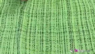 Une jeune fille excitée le chevauche dans son lit et en profite