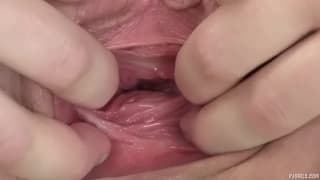 Teen se dilate la chatte avec les doigts Teen se dilate la chatte avec les doigts