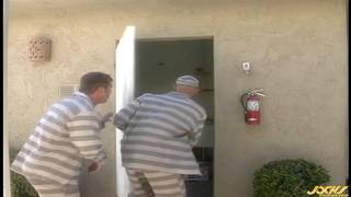 Deux mecs s’échappent de la prison et baisent Deux mecs s’échappent de la prison et baisent