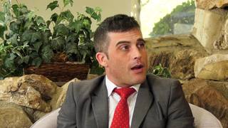 Il baise avec une trans pendant une interview