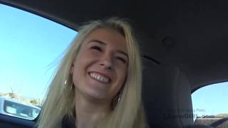 Une blonde maigre suce une bite pendant une audition Une blonde maigre suce une bite pendant une audition
