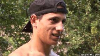 Arabe branle sa grosse bite dans la nature Arabe branle sa grosse bite dans la nature