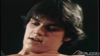 Jeune mâle se masturbe en porno vintage gay Jeune mâle se masturbe en porno vintage gay